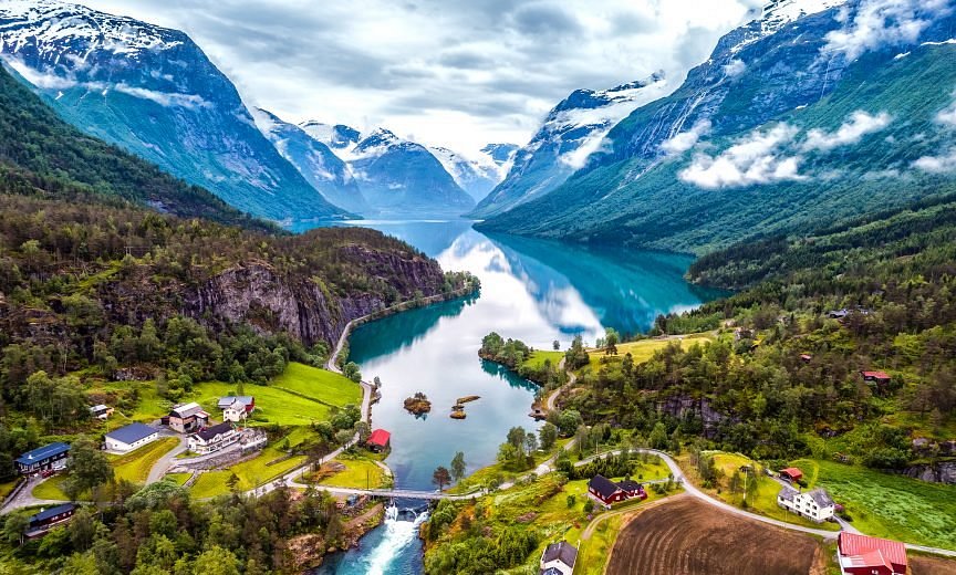 Noleggio Auto in Norvegia: Guida Completa per Italiani | QEEQ