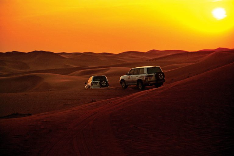 Noleggio Auto negli Emirati Arabi Uniti: Guida Completa | QEEQ