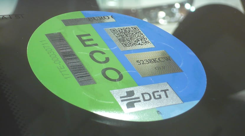 Clasificación de las pegatinas medioambientales de la DGT necesarias para entrar a las Zonas de Bajas Emisiones (ZBE)