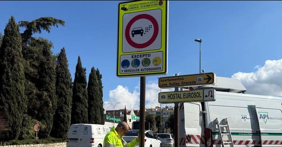 Señal oficial de tráfico que indica el inicio de las Zonas de Bajas Emisiones (ZBE) en España